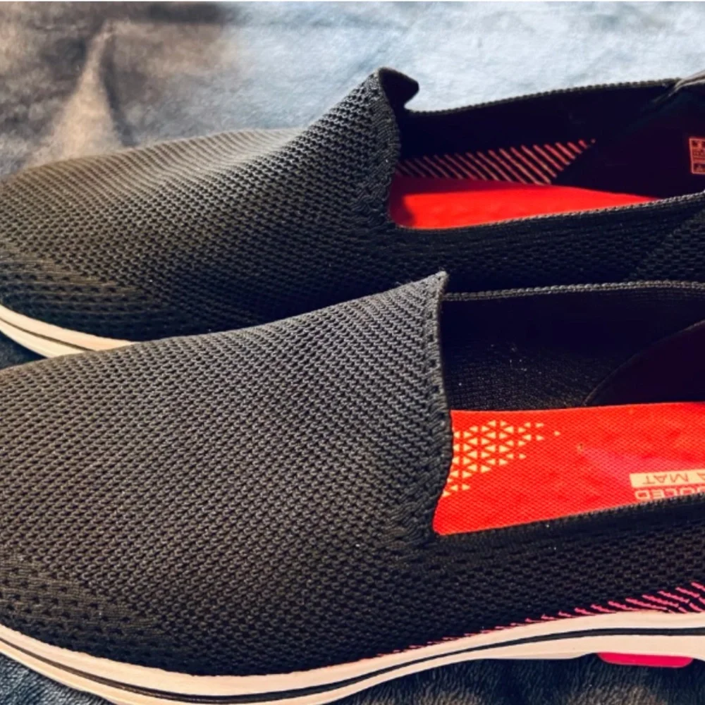 Sketchers GO Walk Shoes 9 - Picture 1 of 5